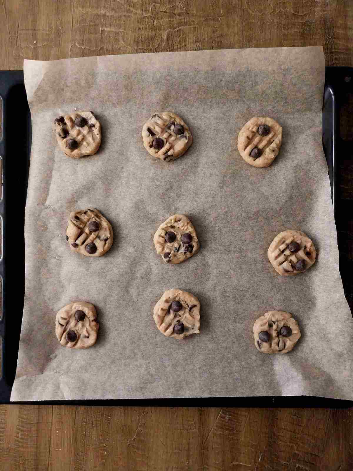 Cookies prepared to be baked.
