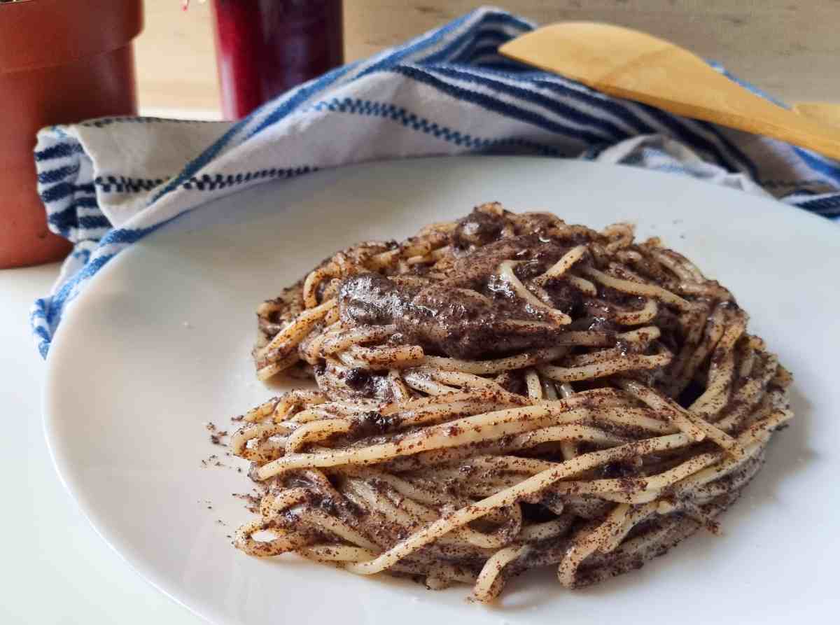 A plate with poppy seed noodles.