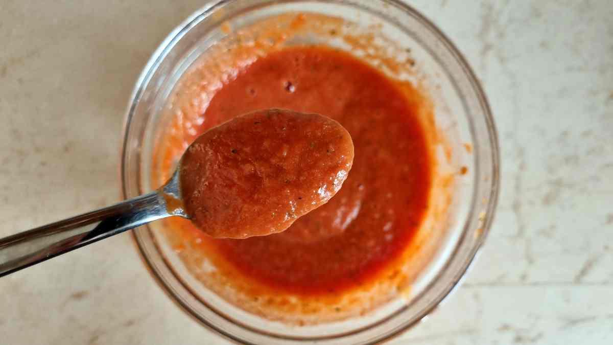 Tomato pizza sauce after blending